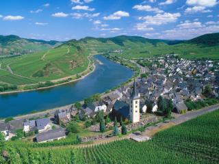Obrazek: City of Bremm and Moselle River, Germany
