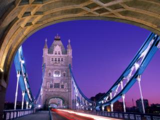 Obrazek: Crossing Over,Tower Bridge, London, England