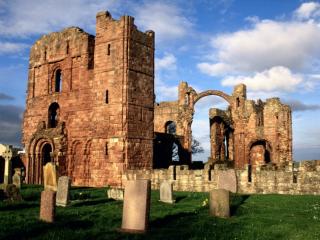 Obrazek: Lindisfarne Priory, Northumberland, England