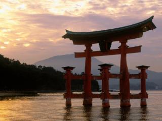 Obrazek: Miyajima Shrine at Sunset, Miyajima, Japan