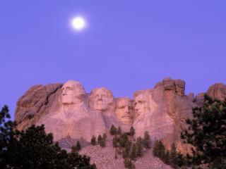 Obrazek: Moon Over Mount Rushmore, South Dakota