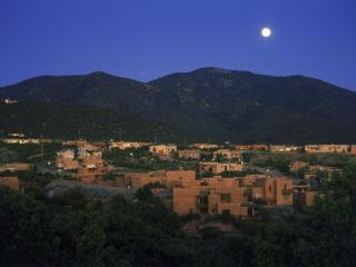 Obrazek: Moonrise Over Santa Fe, New Mexico