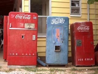 Obrazek: Old Coke and Pepsi Machines, Rolla, Missouri