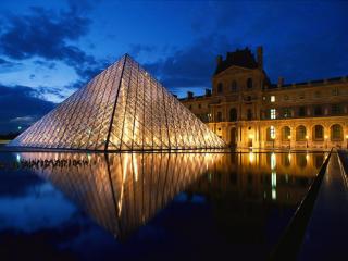 Obrazek: Pyramid at Louvre Museum, Paris, France