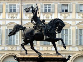 Obrazek: Statue of the Duke of Savoy, San Carlo Square, Turin, Italy