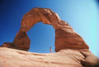 Obrazek: Kobieta i  pustynne skały