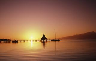 Obrazek: Zachodzące słońce nad jeziorem