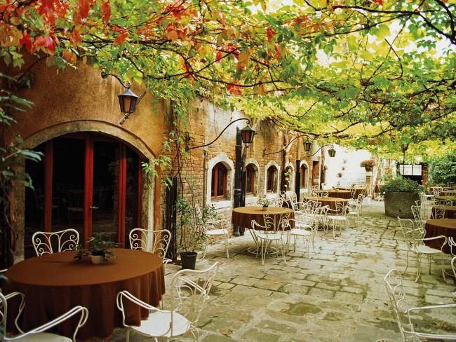 Dining Alfresco, Venice, Italy