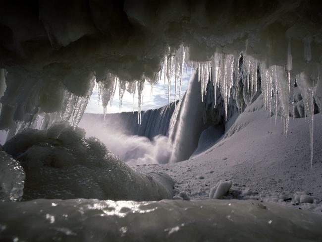 Jaskinia w lodzie