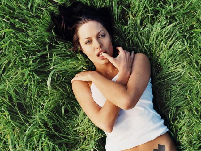 Angelina Jolie w trawie